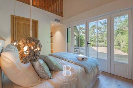 VILLA « AGAPANTHES » SITUÉE AU CENTRE DU CAP FERRET, AVEC PISCINE CHAUFFÉE ET BOULODROMME – CAPACITÉ 8 À 10 PERSONNES