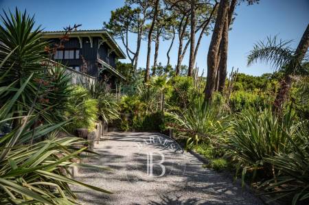 VILLA « AGAPANTHES » SITUÉE AU CENTRE DU CAP FERRET, AVEC PISCINE CHAUFFÉE ET BOULODROMME – CAPACITÉ 8 À 10 PERSONNES