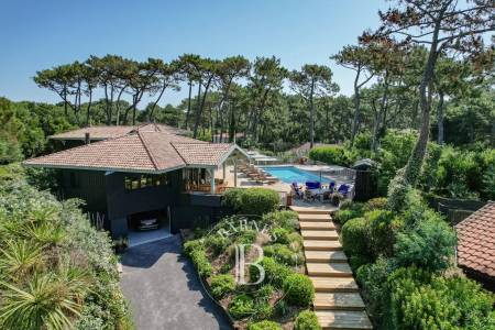 VILLA « AGAPANTHES » SITUÉE AU CENTRE DU CAP FERRET, AVEC PISCINE CHAUFFÉE ET BOULODROMME – CAPACITÉ 8 À 10 PERSONNES
