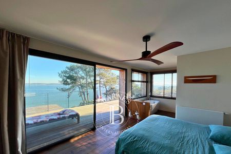 Suite parentale avec terrasse privée et vue sur la Dune du Pilat - immobilier de luxe.