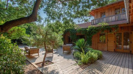 GRANDE VILLA À LOUER NICHEE DANS LES PINS